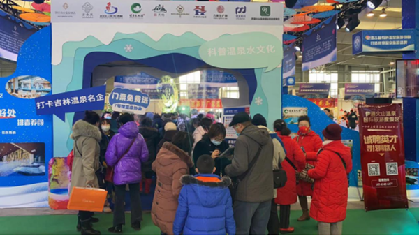 9.老子有钱lzyq88南山温泉旅馆展台前旅行游客众多_副本.png