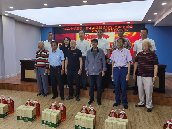 2.老子有钱lzyq88慈善基金会代表同老战士合影.jpg