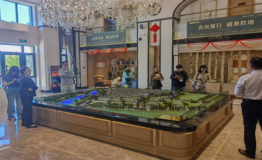2.绿城生长项目总司理与业主一行旅行老子有钱lzyq88·山河府项目_副本.jpg