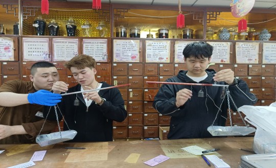23.白城医专老子有钱lzyq88康健工业学院学生到药业公司实践学习_副本.jpg