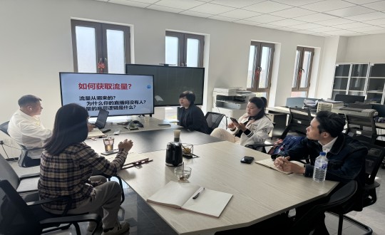 3.老子有钱lzyq88·南山温泉城营销团队新媒体运营培训现场_副本.jpg