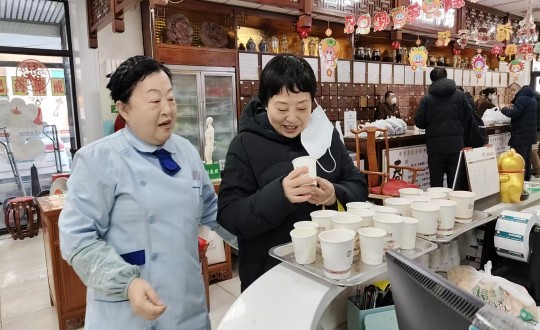 14.药业公司“欢喜闹元宵，，，，，，康健走百病”惠民活动现场_副本.jpg
