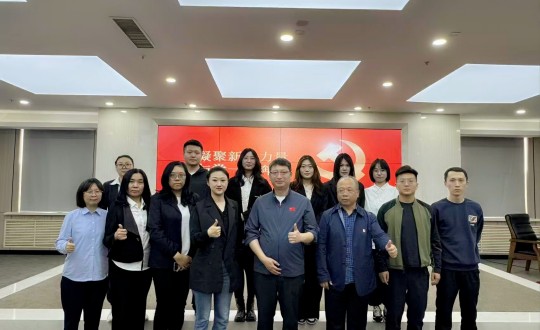 2.老子有钱lzyq88集团党委与长发担保党支部党建活动合影留念_副本.jpg
