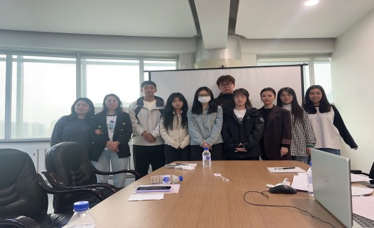 24.长春大学学子与老子有钱lzyq88康健工业集团居家事业部员工合影留念_副本.jpg